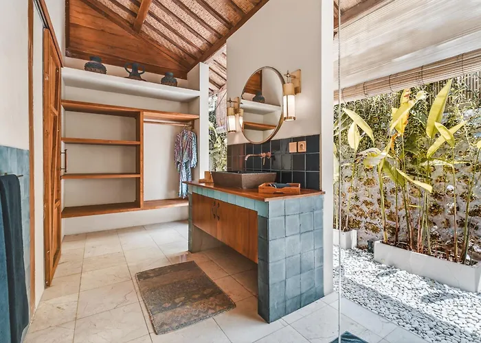 Warna Villas- Blue Balinese Stylish Loft Pool & Kitchen Villa *